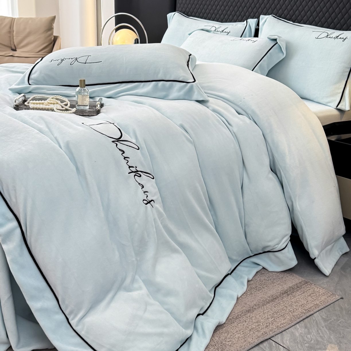 91家纺网 家纺一手货源 找家纺 KA家纺 2025新款冬轻奢刺绣款嵌绳大拼角牛奶绒四件套 轻奢牛奶绒-蓝