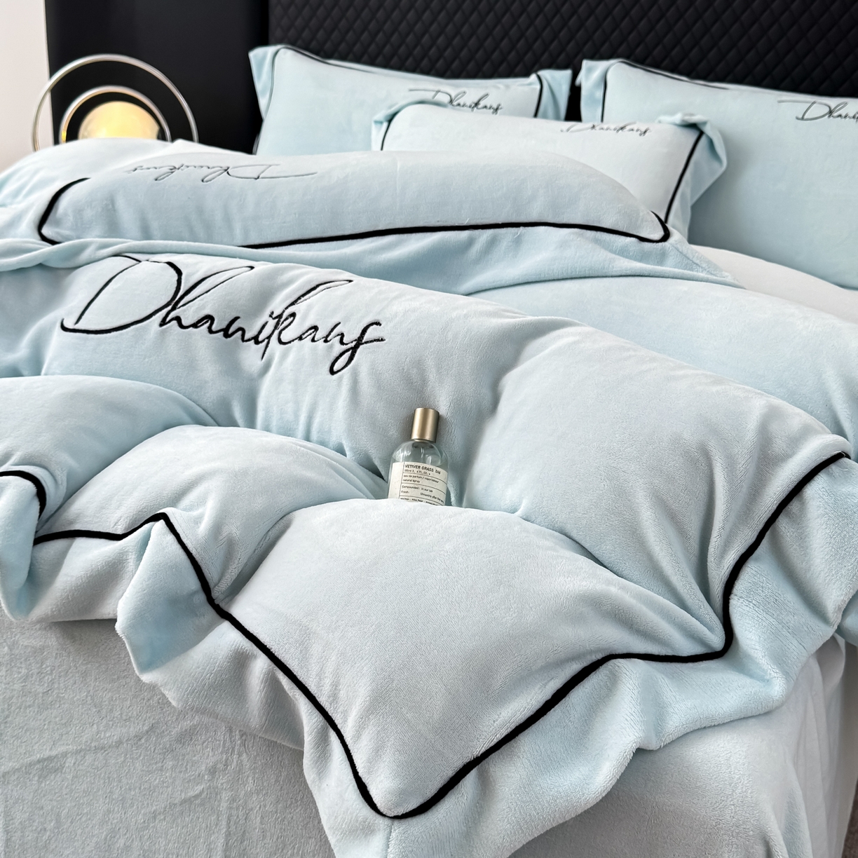 91家纺网 家纺一手货源 找家纺 KA家纺 2025新款冬轻奢刺绣款嵌绳大拼角牛奶绒四件套 轻奢牛奶绒-蓝