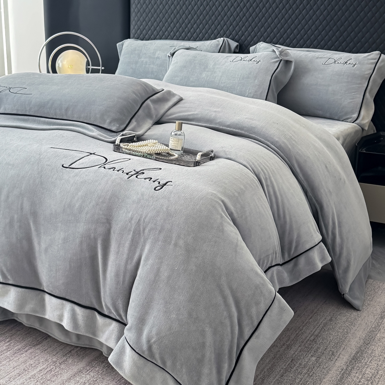 91家纺网 家纺一手货源 找家纺 KA家纺 2025新款冬轻奢刺绣款嵌绳大拼角牛奶绒四件套 轻奢牛奶绒-灰