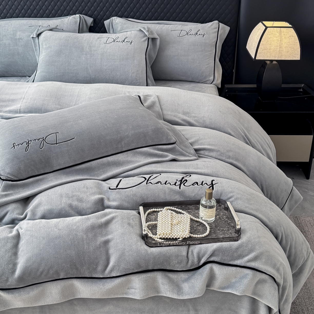 91家纺网 家纺一手货源 找家纺 KA家纺 2025新款冬轻奢刺绣款嵌绳大拼角牛奶绒四件套 轻奢牛奶绒-灰