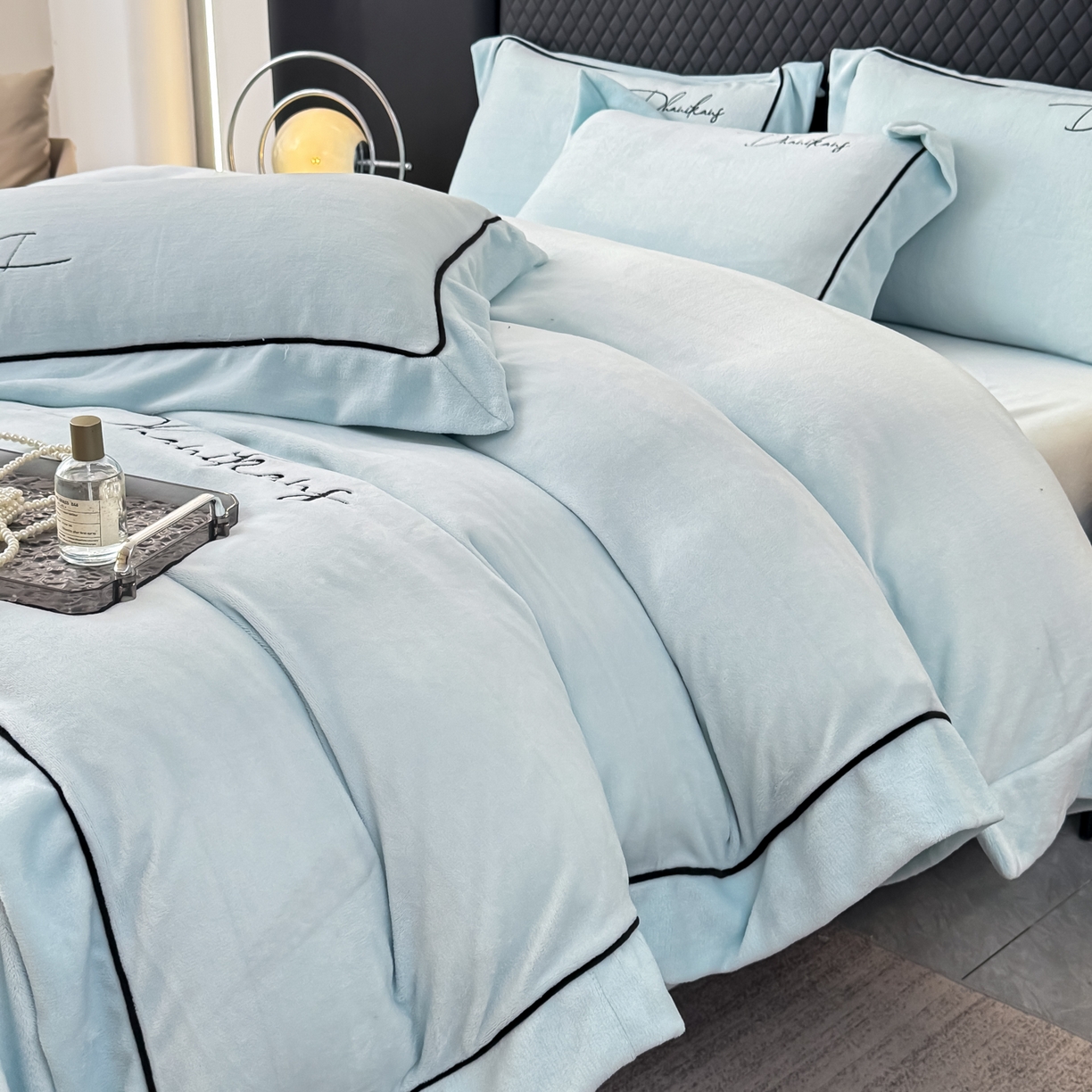 91家纺网 家纺一手货源 找家纺 KA家纺 2025新款冬轻奢刺绣款嵌绳大拼角牛奶绒四件套 轻奢牛奶绒-蓝