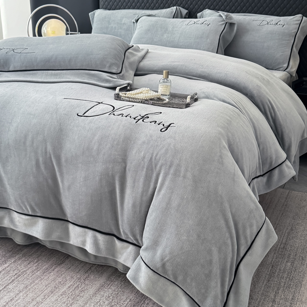 KA家纺 2025新款冬轻奢刺绣款嵌绳大拼角牛奶绒四件套 轻奢牛奶绒-灰