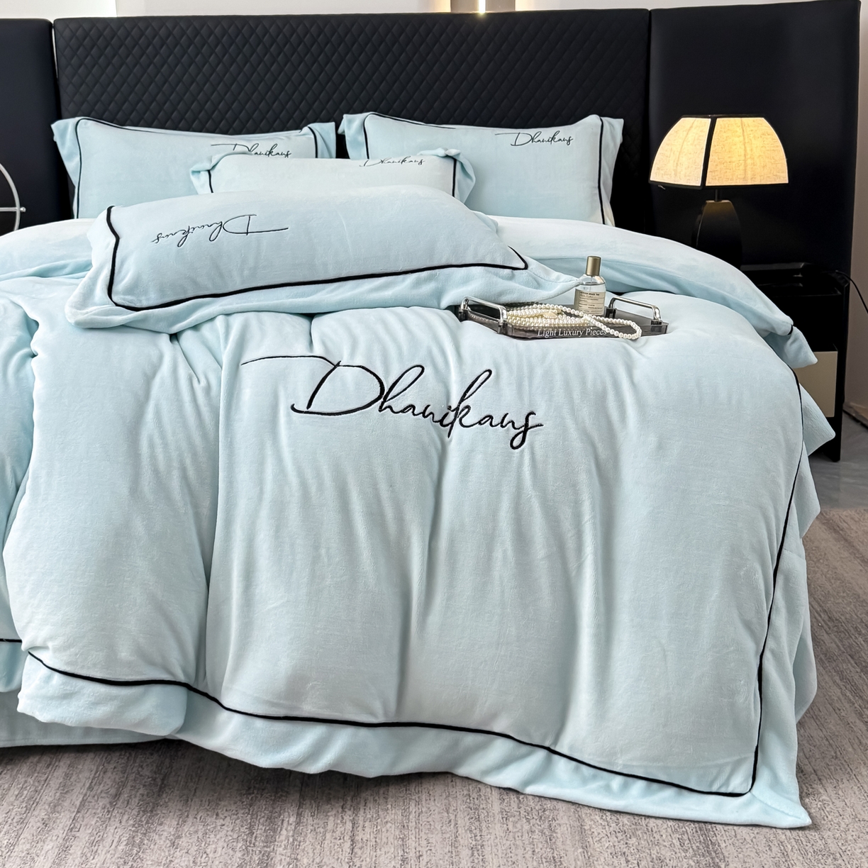 91家纺网 家纺一手货源 找家纺 KA家纺 2025新款冬轻奢刺绣款嵌绳大拼角牛奶绒四件套 轻奢牛奶绒-蓝