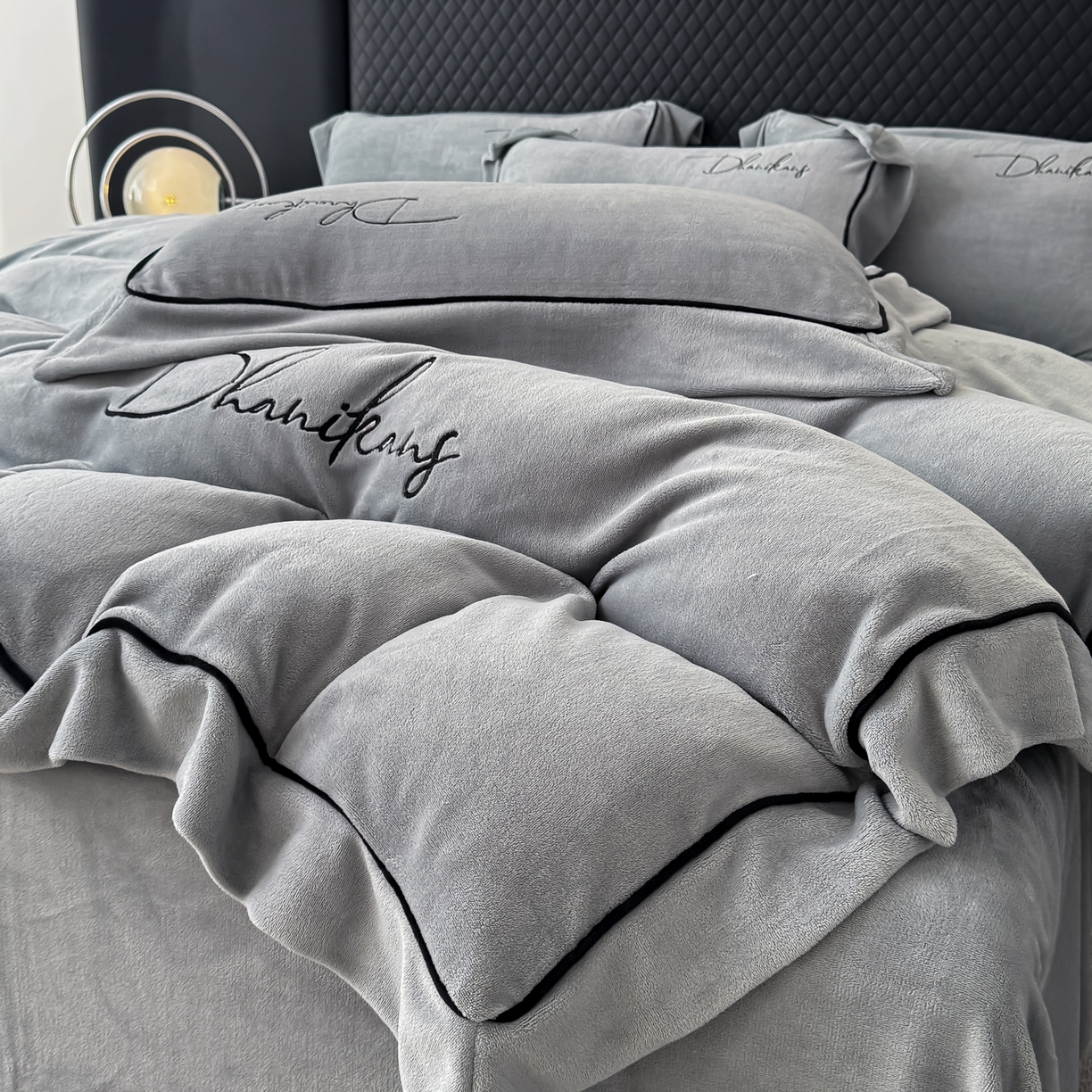 91家纺网 家纺一手货源 找家纺 KA家纺 2025新款冬轻奢刺绣款嵌绳大拼角牛奶绒四件套 轻奢牛奶绒-灰