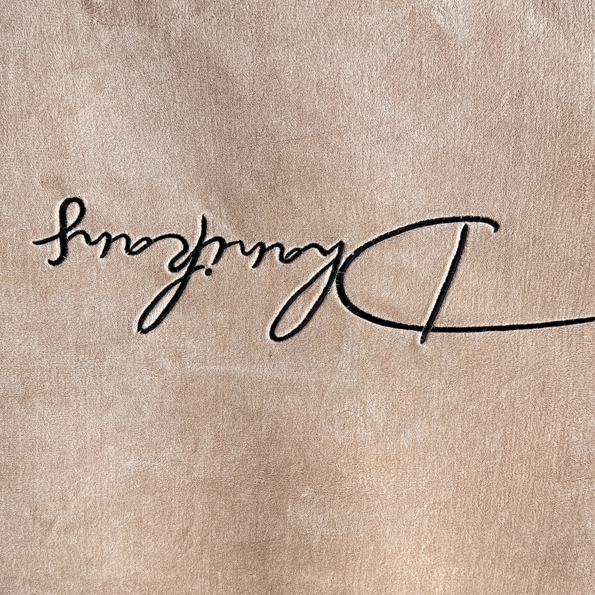 91家纺网 家纺一手货源 找家纺 KA家纺 2025新款冬轻奢刺绣款嵌绳大拼角牛奶绒四件套 轻奢牛奶绒-香槟