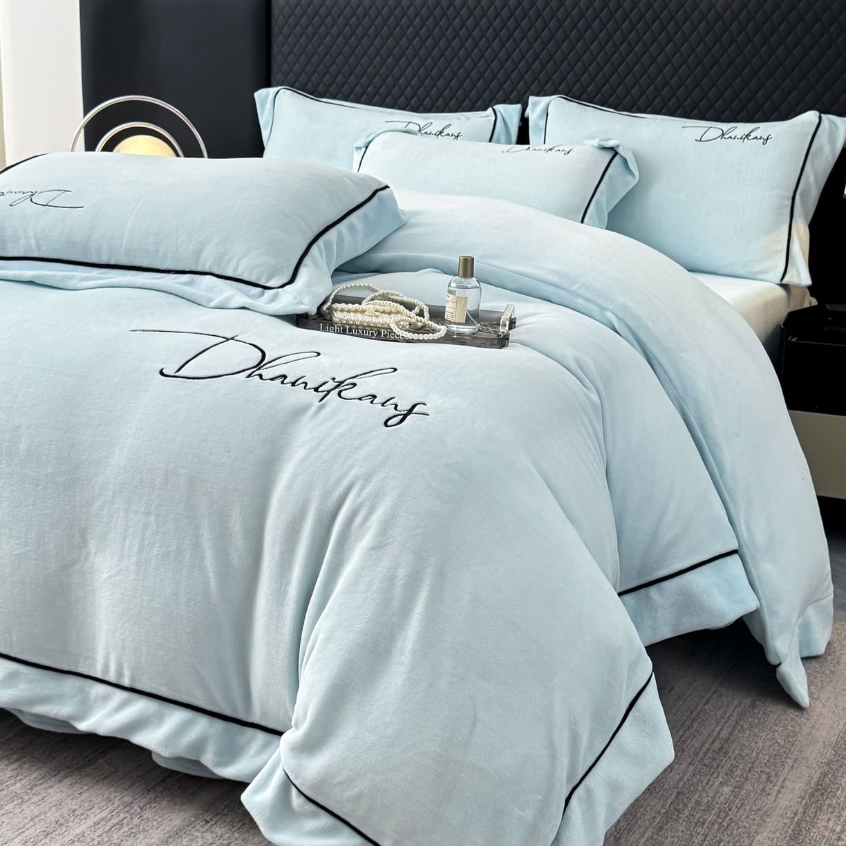 91家纺网 家纺一手货源 找家纺 KA家纺 2025新款冬轻奢刺绣款嵌绳大拼角牛奶绒四件套 轻奢牛奶绒-蓝