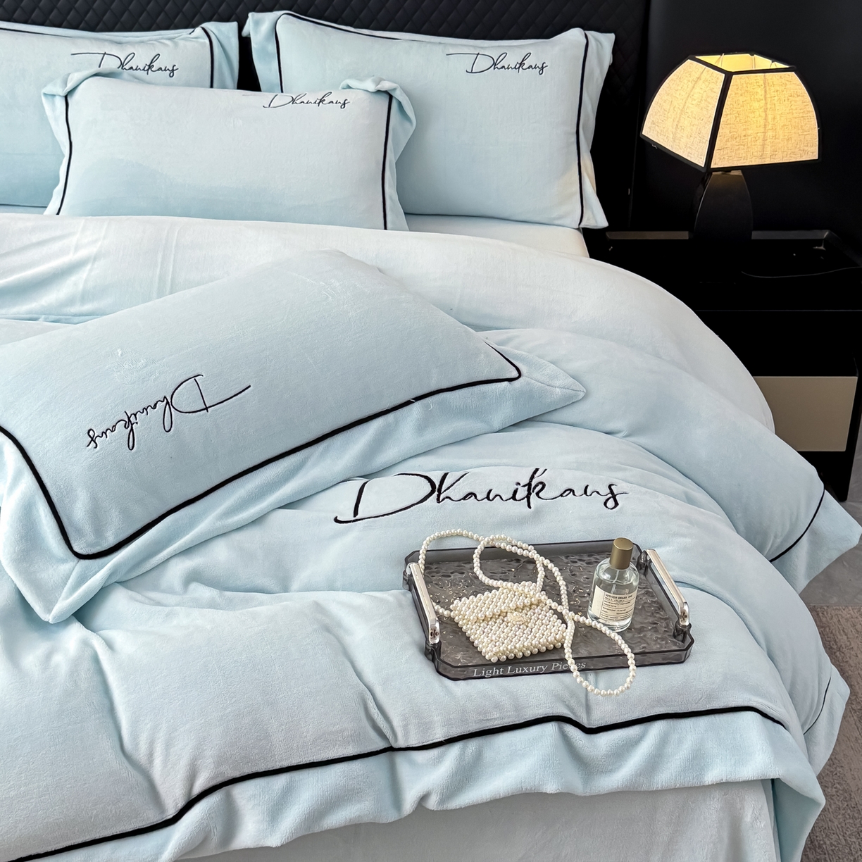 91家纺网 家纺一手货源 找家纺 KA家纺 2025新款冬轻奢刺绣款嵌绳大拼角牛奶绒四件套 轻奢牛奶绒-蓝