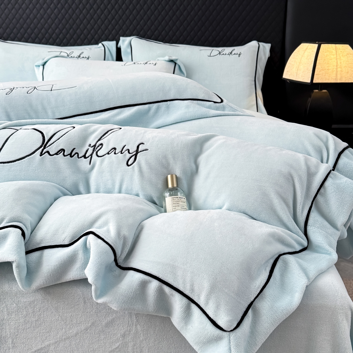 91家纺网 家纺一手货源 找家纺 KA家纺 2025新款冬轻奢刺绣款嵌绳大拼角牛奶绒四件套 轻奢牛奶绒-蓝