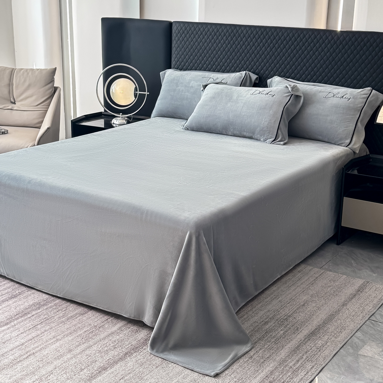 91家纺网 家纺一手货源 找家纺 KA家纺 2025新款冬轻奢刺绣款嵌绳大拼角牛奶绒四件套 轻奢牛奶绒-灰