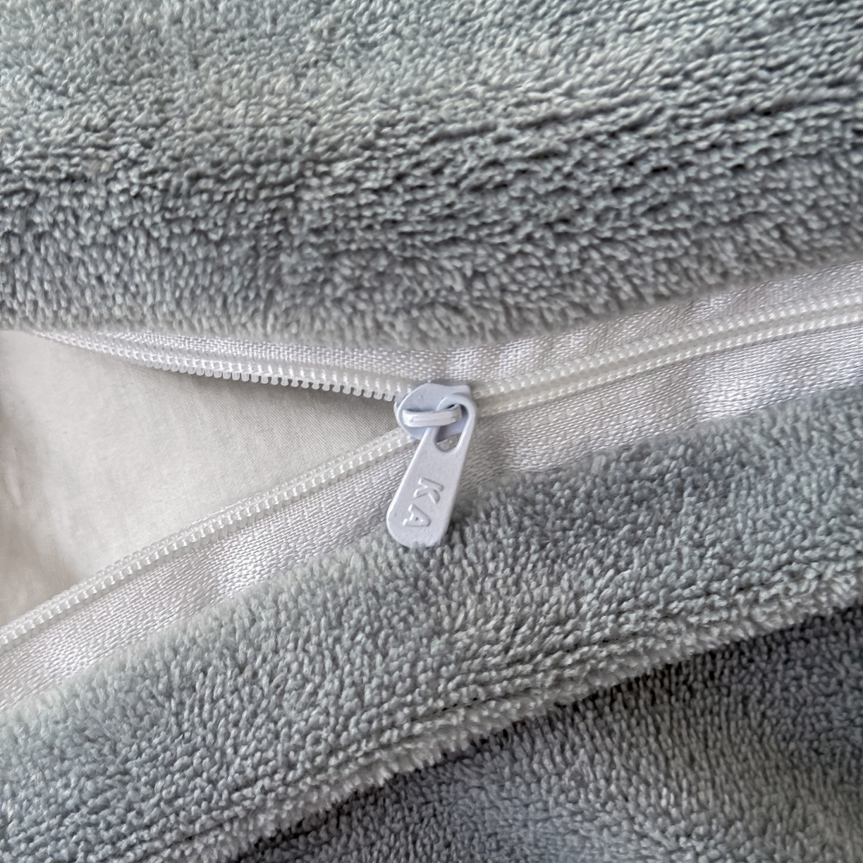 91家纺网 家纺一手货源 找家纺 KA家纺 2025新款冬轻奢刺绣款嵌绳大拼角牛奶绒四件套 轻奢牛奶绒-灰