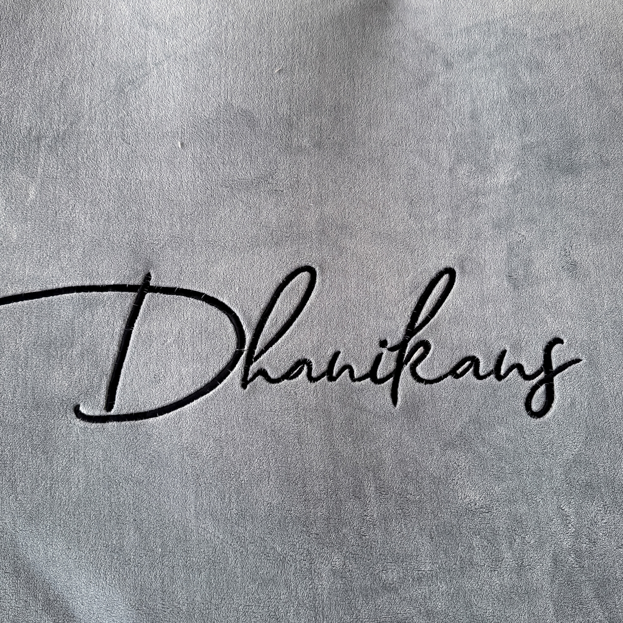 91家纺网 家纺一手货源 找家纺 KA家纺 2025新款冬轻奢刺绣款嵌绳大拼角牛奶绒四件套 轻奢牛奶绒-灰