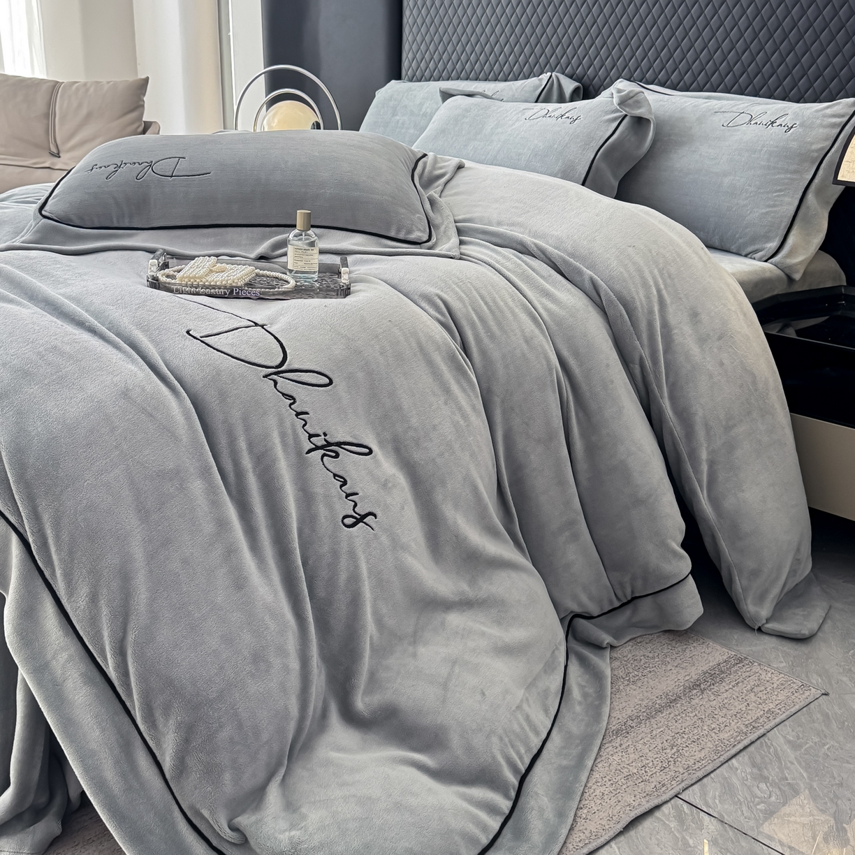 91家纺网 家纺一手货源 找家纺 KA家纺 2025新款冬轻奢刺绣款嵌绳大拼角牛奶绒四件套 轻奢牛奶绒-灰