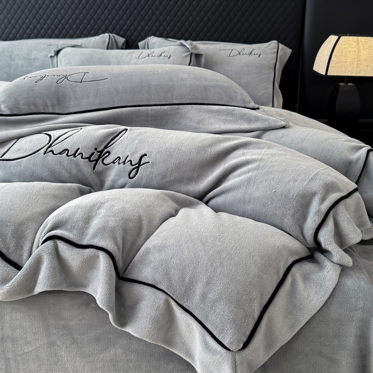 91家纺网 家纺一手货源 找家纺 KA家纺 2025新款冬轻奢刺绣款嵌绳大拼角牛奶绒四件套 轻奢牛奶绒-灰