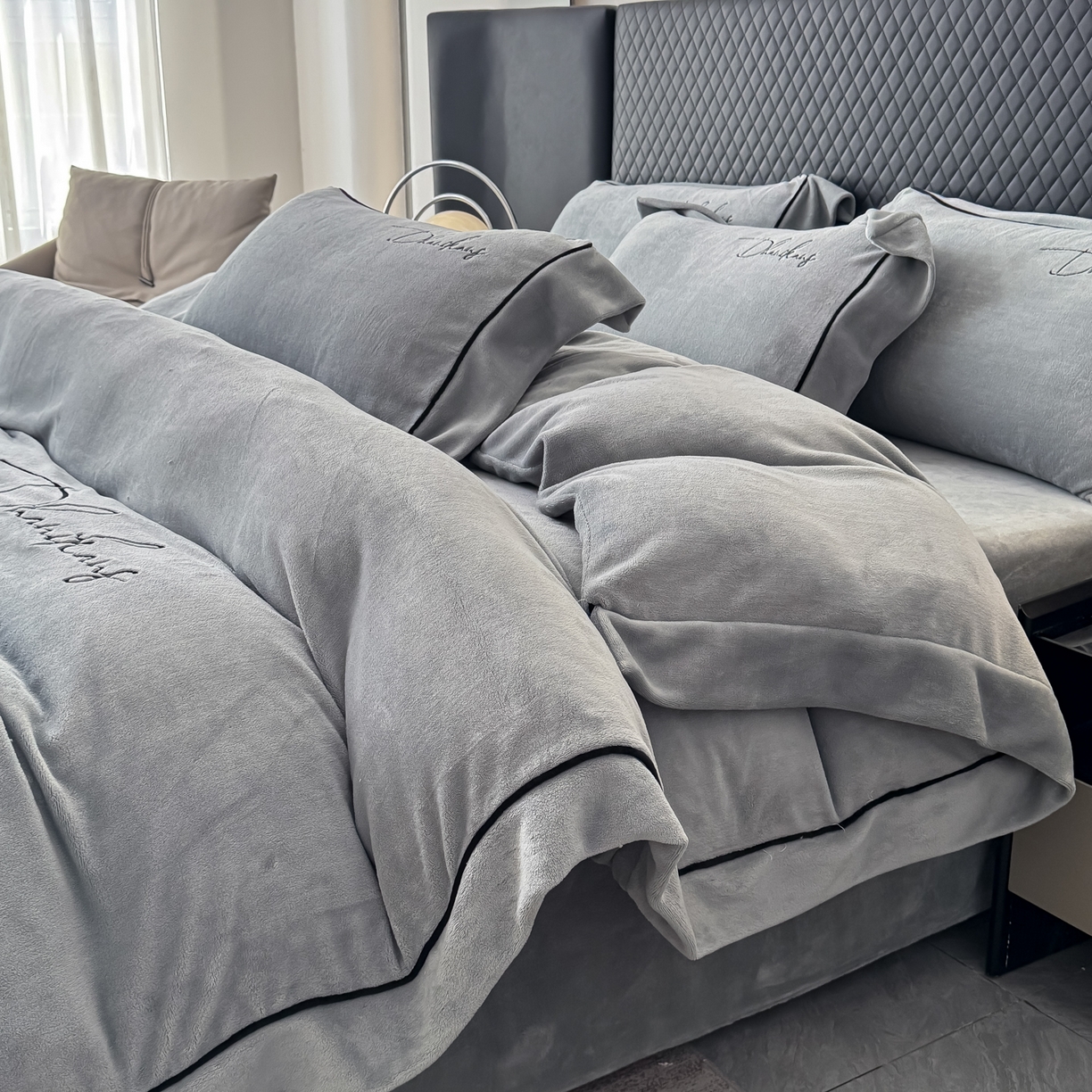 91家纺网 家纺一手货源 找家纺 KA家纺 2025新款冬轻奢刺绣款嵌绳大拼角牛奶绒四件套 轻奢牛奶绒-灰