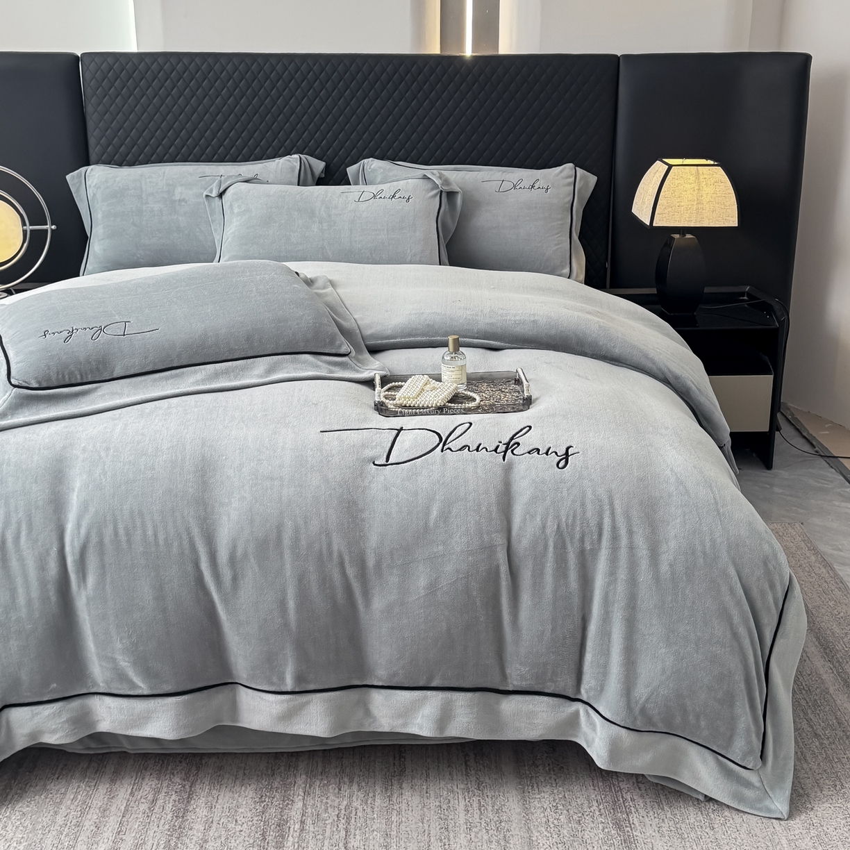 91家纺网 家纺一手货源 找家纺 KA家纺 2025新款冬轻奢刺绣款嵌绳大拼角牛奶绒四件套 轻奢牛奶绒-灰