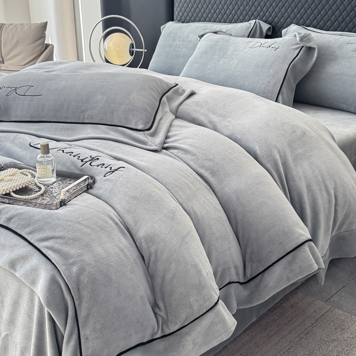 91家纺网 家纺一手货源 找家纺 KA家纺 2025新款冬轻奢刺绣款嵌绳大拼角牛奶绒四件套 轻奢牛奶绒-灰