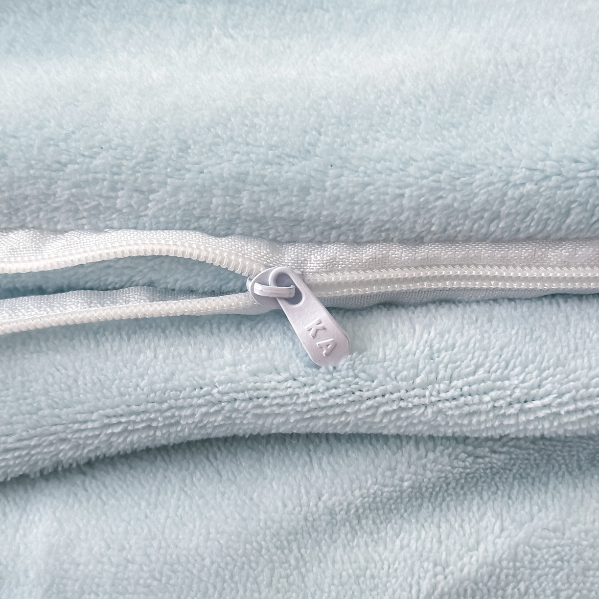 91家纺网 家纺一手货源 找家纺 KA家纺 2025新款冬轻奢刺绣款嵌绳大拼角牛奶绒四件套 轻奢牛奶绒-蓝