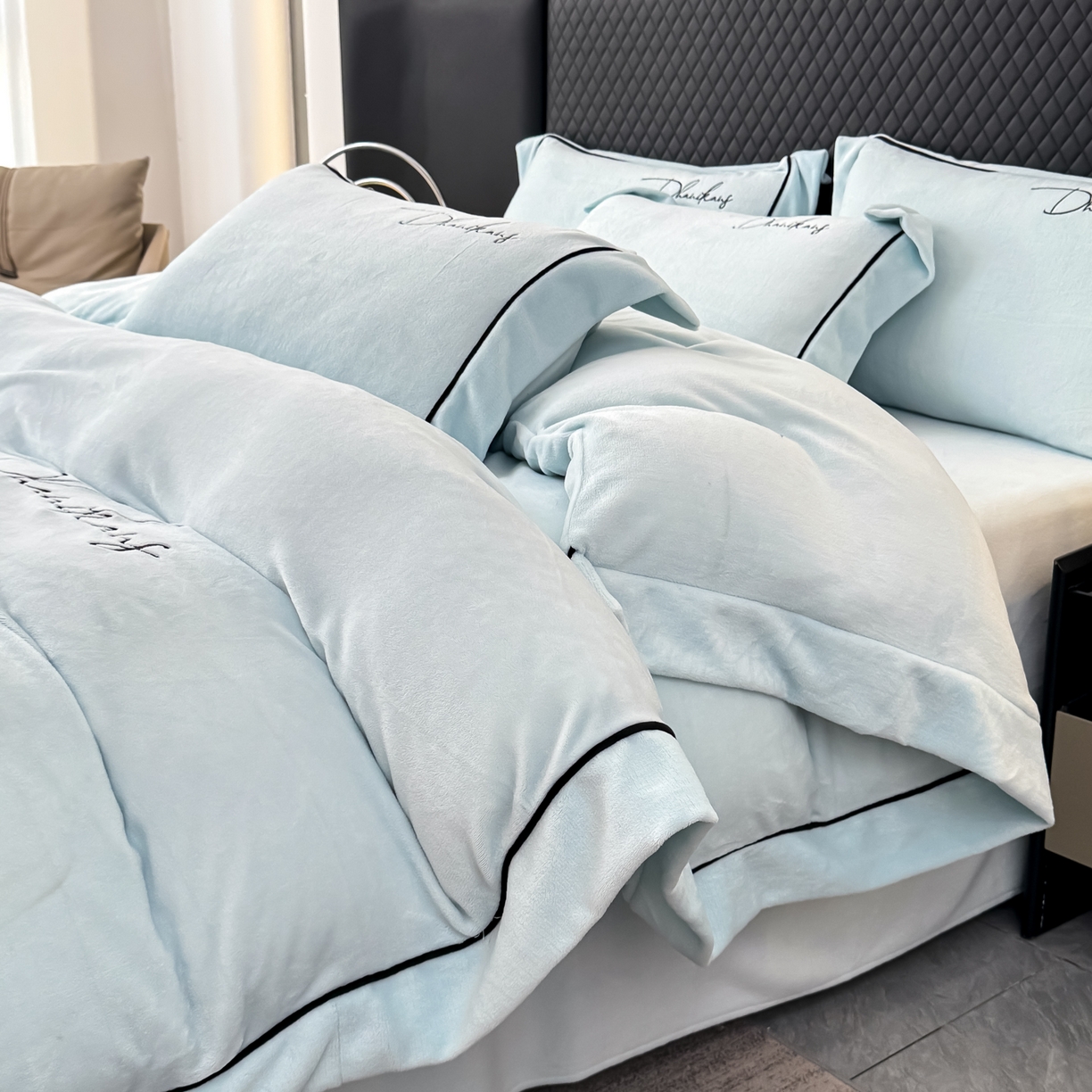 91家纺网 家纺一手货源 找家纺 KA家纺 2025新款冬轻奢刺绣款嵌绳大拼角牛奶绒四件套 轻奢牛奶绒-蓝