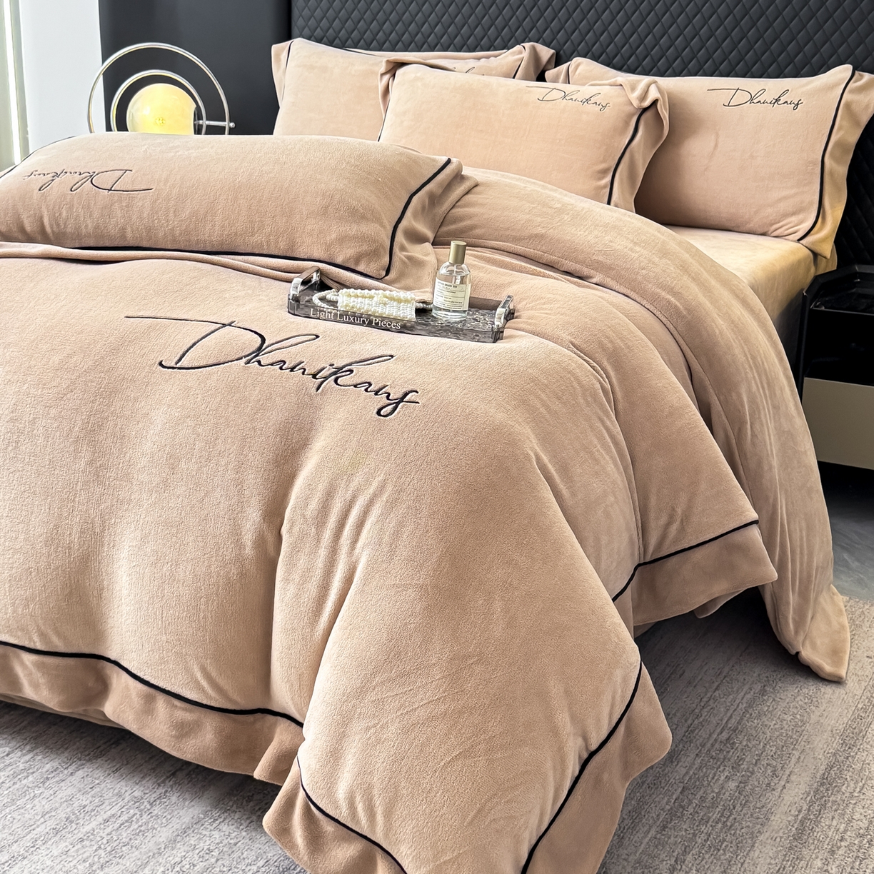 91家纺网 家纺一手货源 找家纺 KA家纺 2025新款冬轻奢刺绣款嵌绳大拼角牛奶绒四件套 轻奢牛奶绒-香槟