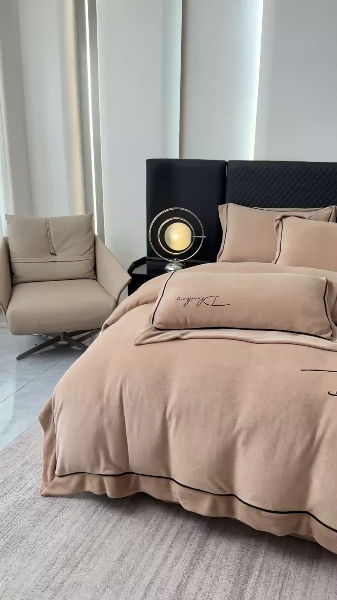 91家纺网 家纺一手货源 找家纺 KA家纺 2025新款冬轻奢刺绣款嵌绳大拼角牛奶绒四件套 轻奢牛奶绒-香槟