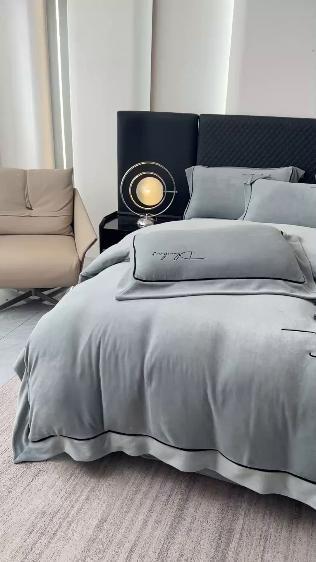 91家纺网 家纺一手货源 找家纺 KA家纺 2025新款冬轻奢刺绣款嵌绳大拼角牛奶绒四件套 轻奢牛奶绒-灰