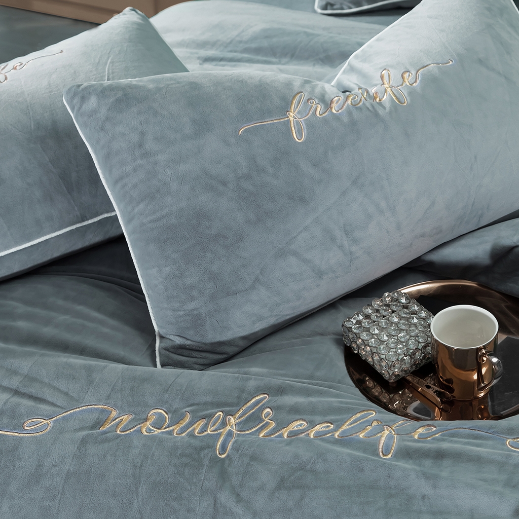 91家纺网 家纺一手货源 找家纺 千朵森 2025新款杰西卡250克加厚高端锦丝绒四件套-风格一 杰西卡-烟灰