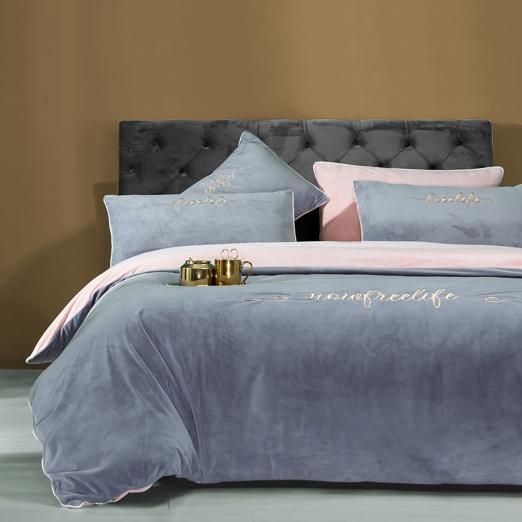 91家纺网 家纺一手货源 找家纺 千朵森 2025新款杰西卡250克加厚高端锦丝绒四件套-风格一 杰西卡-烟灰水粉