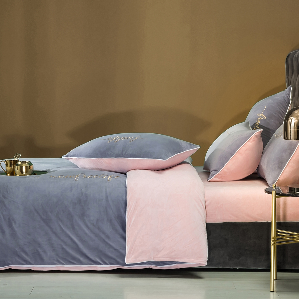 91家纺网 家纺一手货源 找家纺 千朵森 2025新款杰西卡250克加厚高端锦丝绒四件套-风格一 杰西卡-烟灰水粉