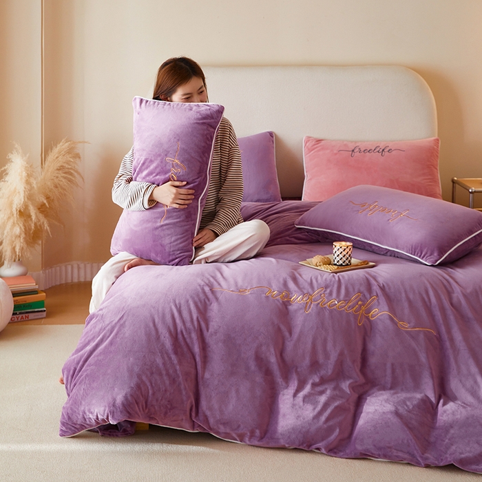 91家纺网 家纺一手货源 找家纺 千朵森 2025新款杰西卡250克加厚高端锦丝绒四件套-风格二 杰西卡-紫色