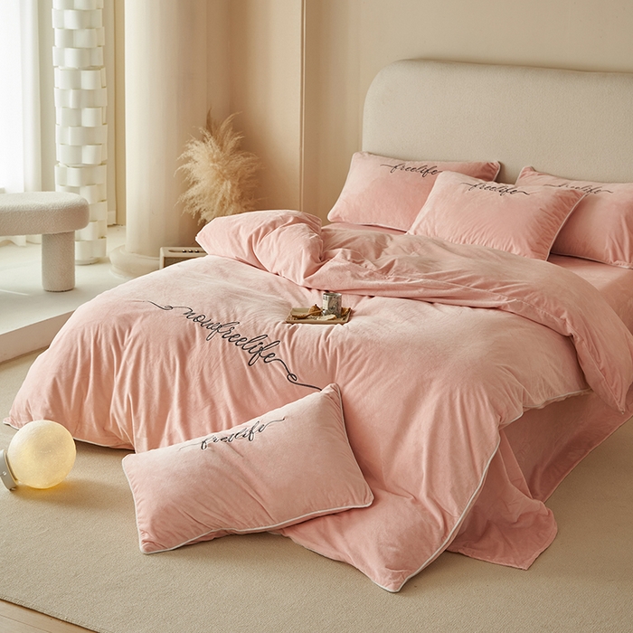 91家纺网 家纺一手货源 找家纺 千朵森 2025新款杰西卡250克加厚高端锦丝绒四件套-风格二 杰西卡-艾玉