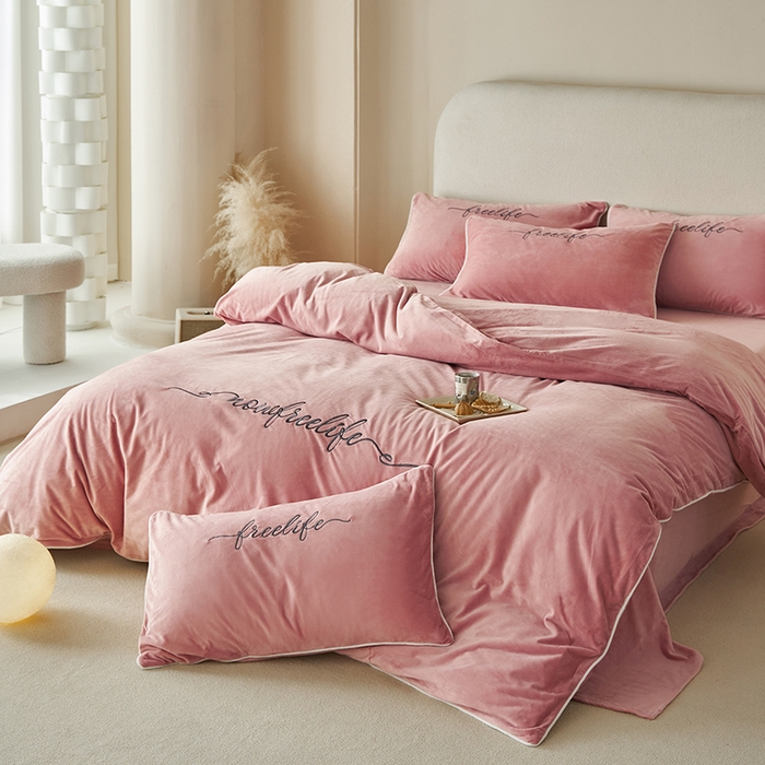 91家纺网 家纺一手货源 找家纺 千朵森 2025新款杰西卡250克加厚高端锦丝绒四件套-风格二 杰西卡-豆沙