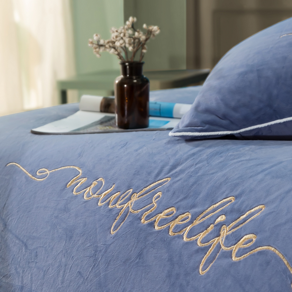 91家纺网 家纺一手货源 找家纺 千朵森 2025新款杰西卡250克加厚高端锦丝绒四件套-风格二 杰西卡-蓝灰