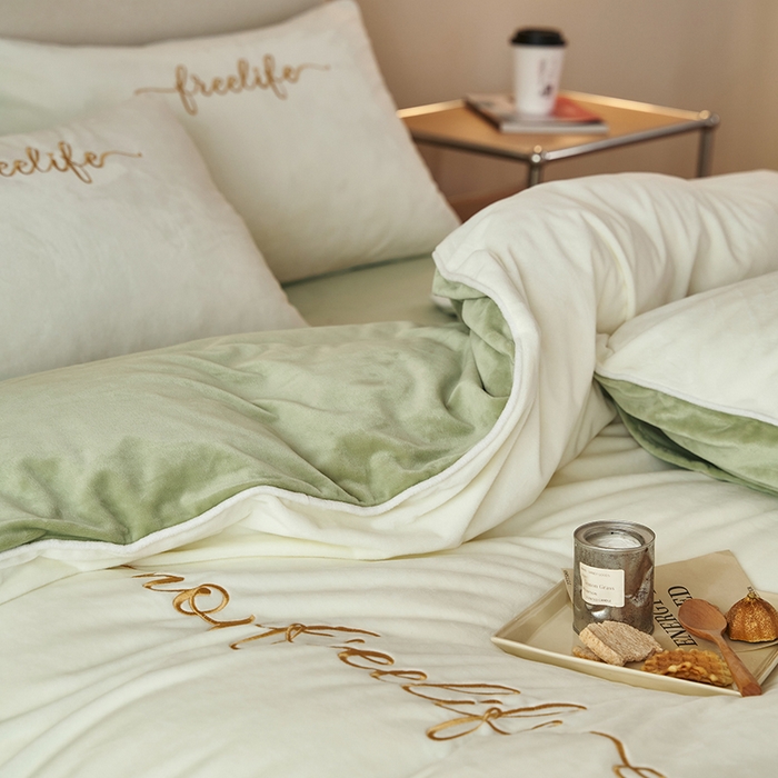 91家纺网 家纺一手货源 找家纺 千朵森 2025新款杰西卡250克加厚高端锦丝绒四件套-风格二 杰西卡-奶白配嫩绿