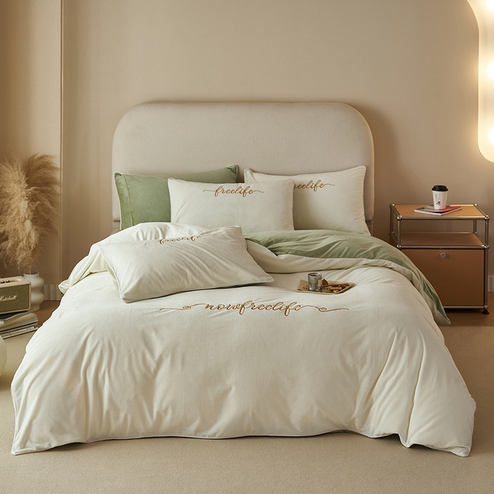 91家纺网 家纺一手货源 找家纺 千朵森 2025新款杰西卡250克加厚高端锦丝绒四件套-风格二 杰西卡-奶白配嫩绿