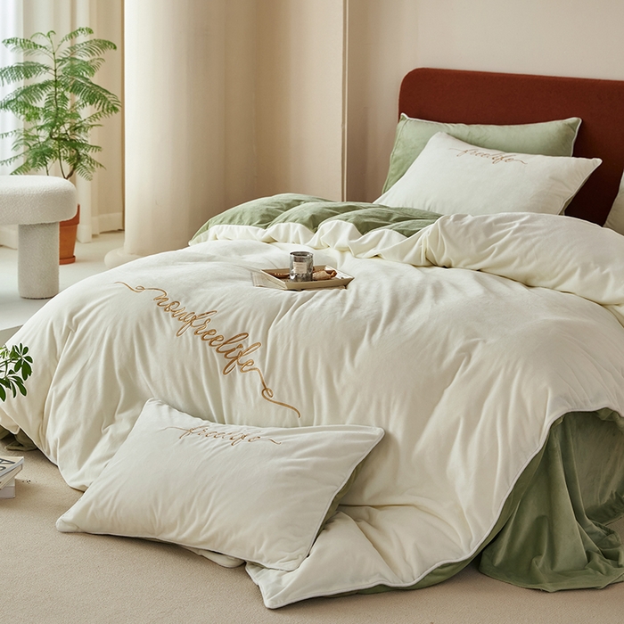 91家纺网 家纺一手货源 找家纺 千朵森 2025新款杰西卡250克加厚高端锦丝绒四件套-风格二 杰西卡-奶白配嫩绿
