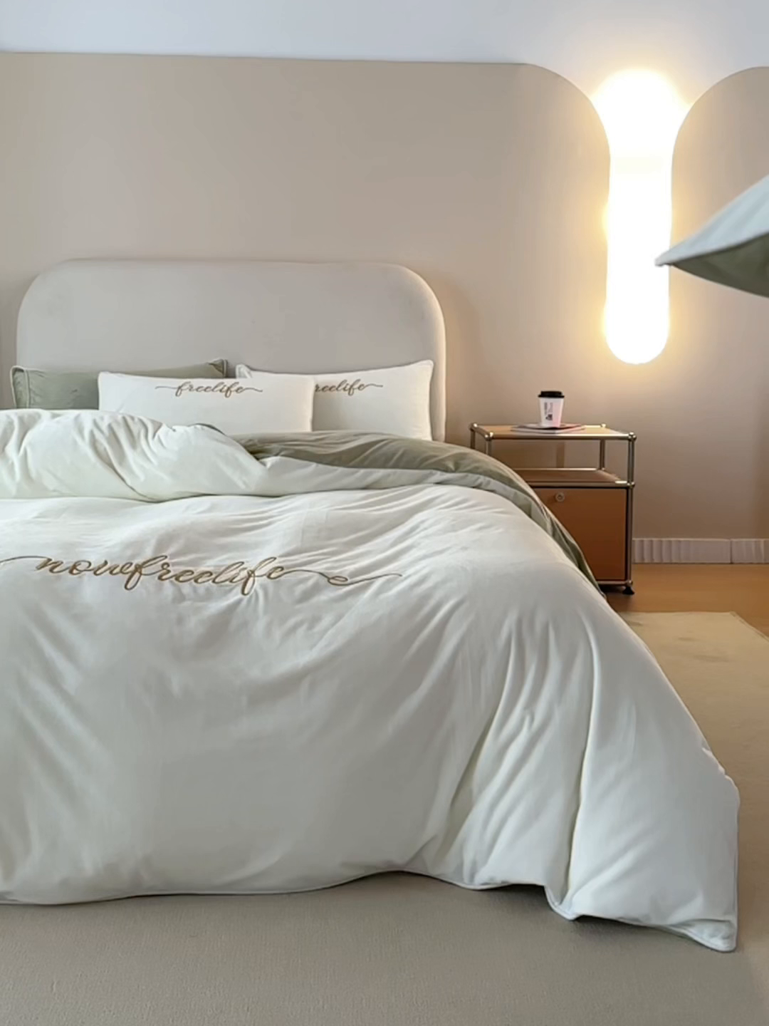 91家纺网 家纺一手货源 找家纺 千朵森 2025新款杰西卡250克加厚高端锦丝绒四件套-风格二 杰西卡-奶白配嫩绿