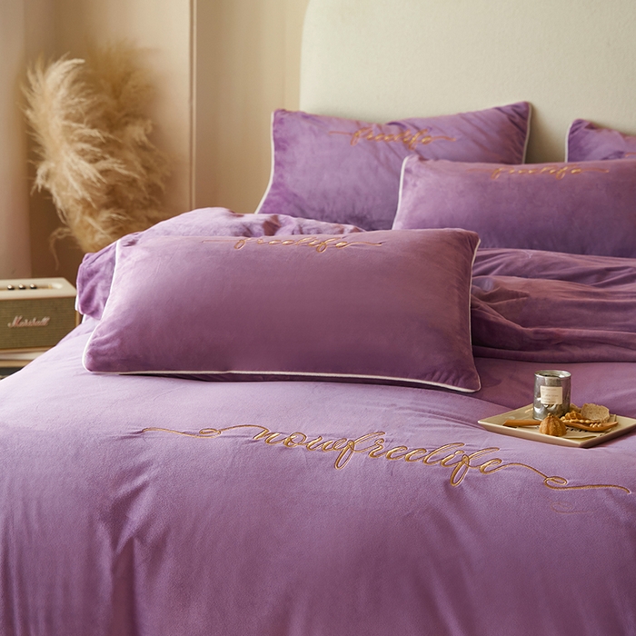 91家纺网 家纺一手货源 找家纺 千朵森 2025新款杰西卡250克加厚高端锦丝绒四件套-风格二 杰西卡-紫色