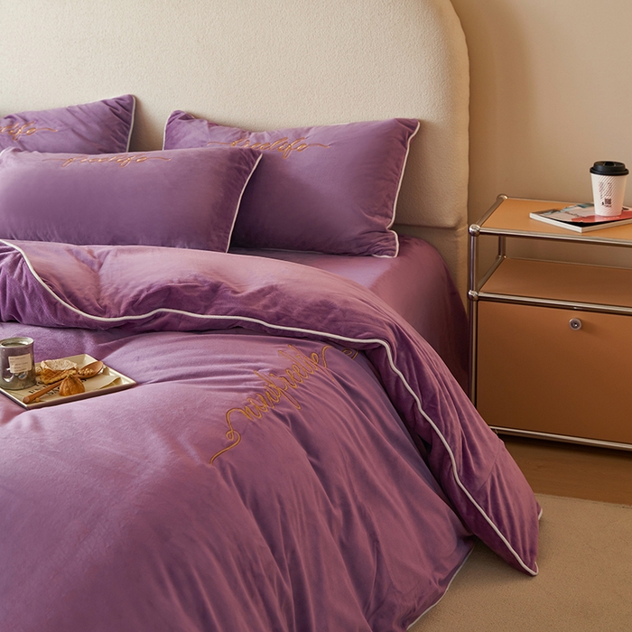91家纺网 家纺一手货源 找家纺 千朵森 2025新款杰西卡250克加厚高端锦丝绒四件套-风格二 杰西卡-紫色