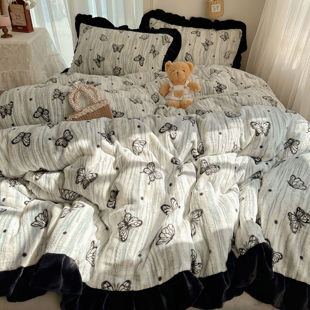 91家纺网 家纺一手货源 找家纺 十里居 2025新款烂花牛奶绒花边款四件套 黑蝴蝶-灰
