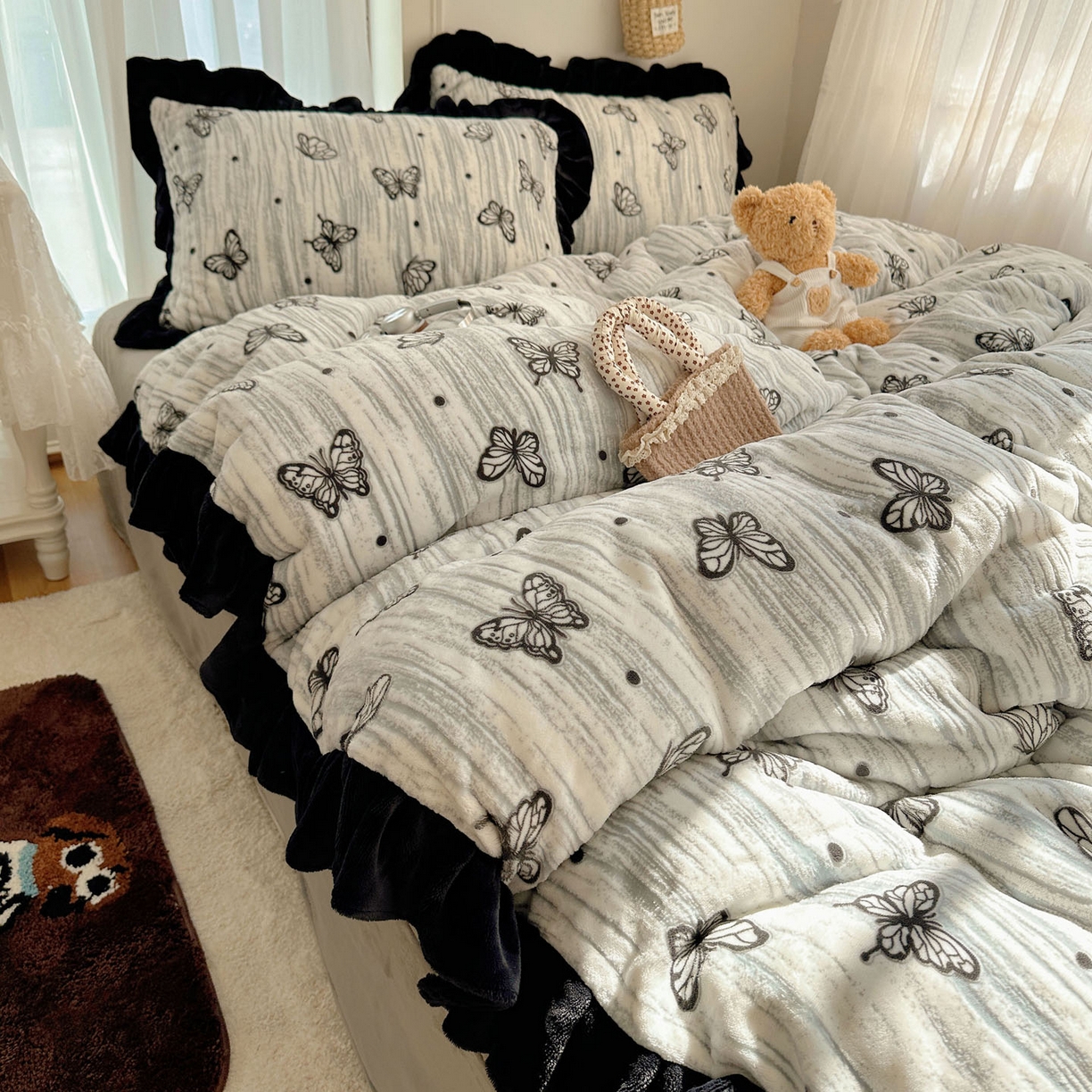 91家纺网 家纺一手货源 找家纺 十里居 2025新款烂花牛奶绒花边款四件套 黑蝴蝶-灰