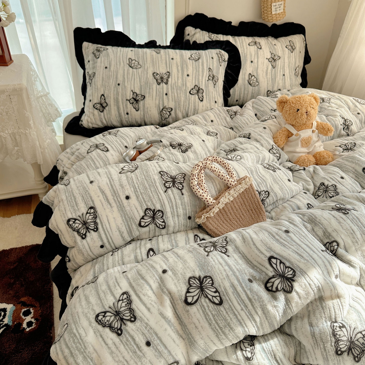 91家纺网 家纺一手货源 找家纺 十里居 2025新款烂花牛奶绒花边款四件套 黑蝴蝶-灰