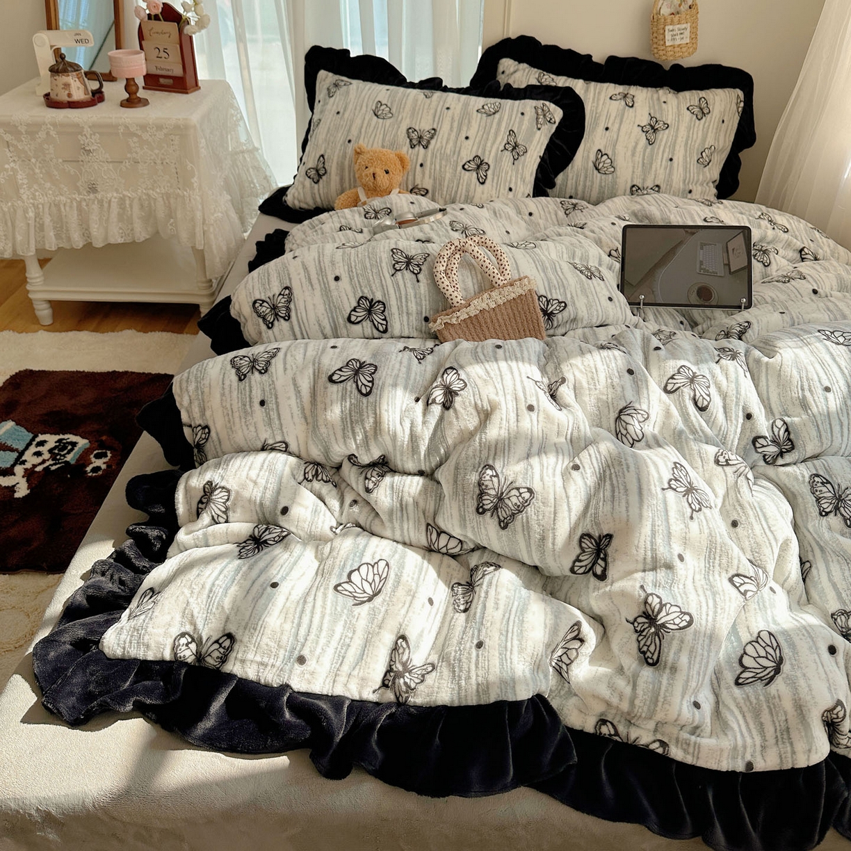 91家纺网 家纺一手货源 找家纺 十里居 2025新款烂花牛奶绒花边款四件套 黑蝴蝶-灰