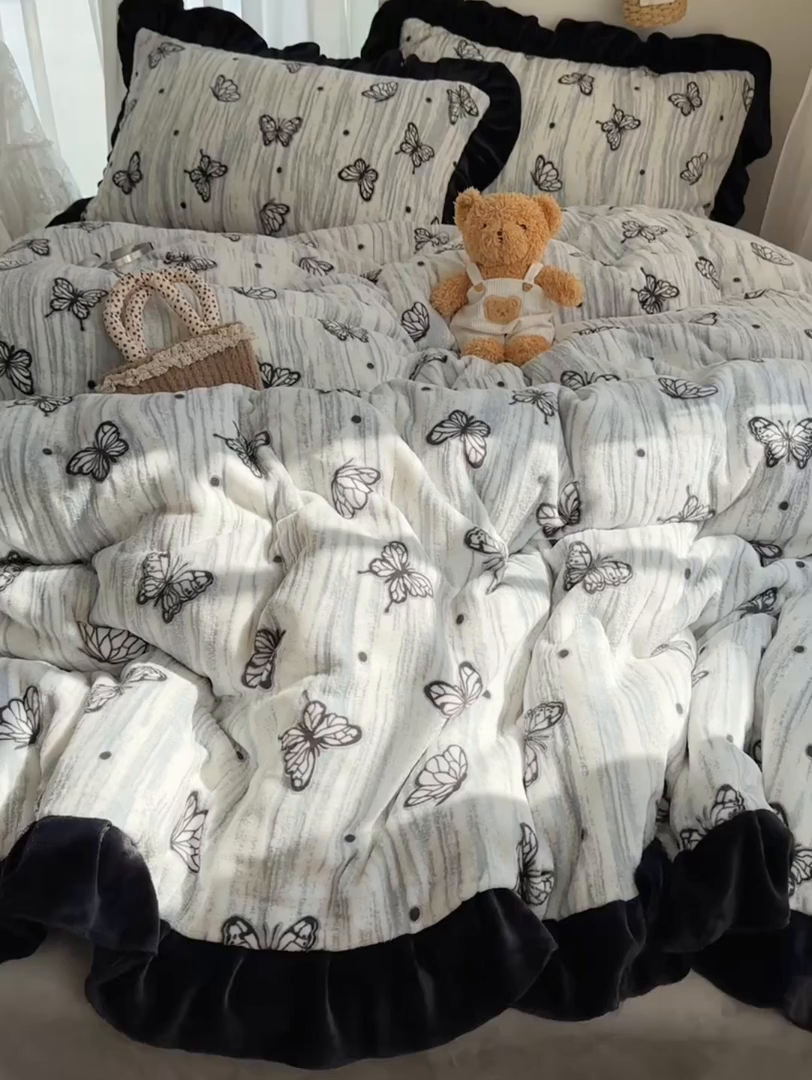 91家纺网 家纺一手货源 找家纺 十里居 2025新款烂花牛奶绒花边款四件套 黑蝴蝶-灰