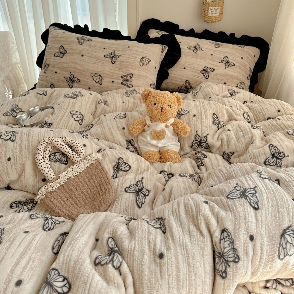 91家纺网 家纺一手货源 找家纺 十里居 2025新款烂花牛奶绒花边款四件套 黑蝴蝶-咖