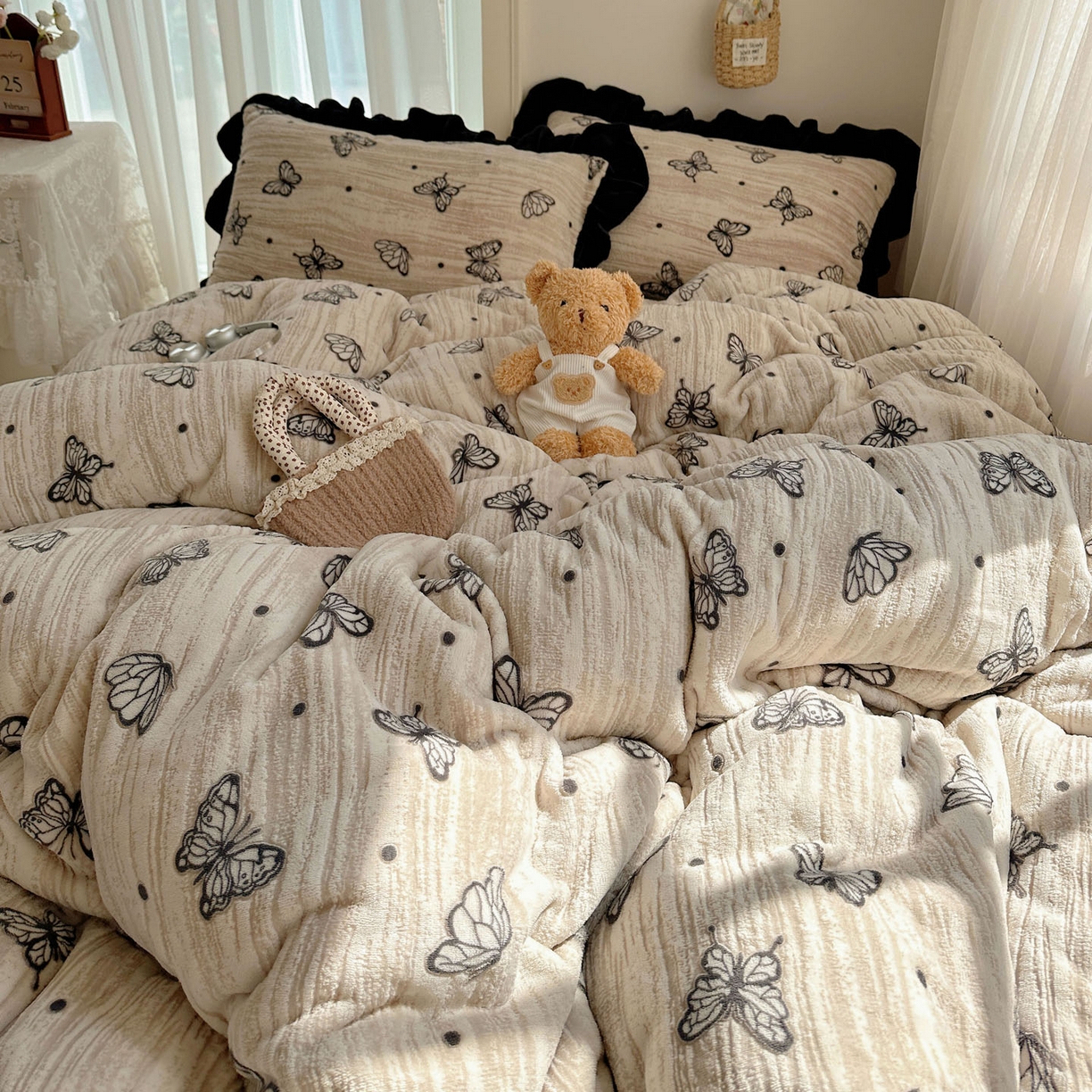 91家纺网 家纺一手货源 找家纺 十里居 2025新款烂花牛奶绒花边款四件套 黑蝴蝶-咖