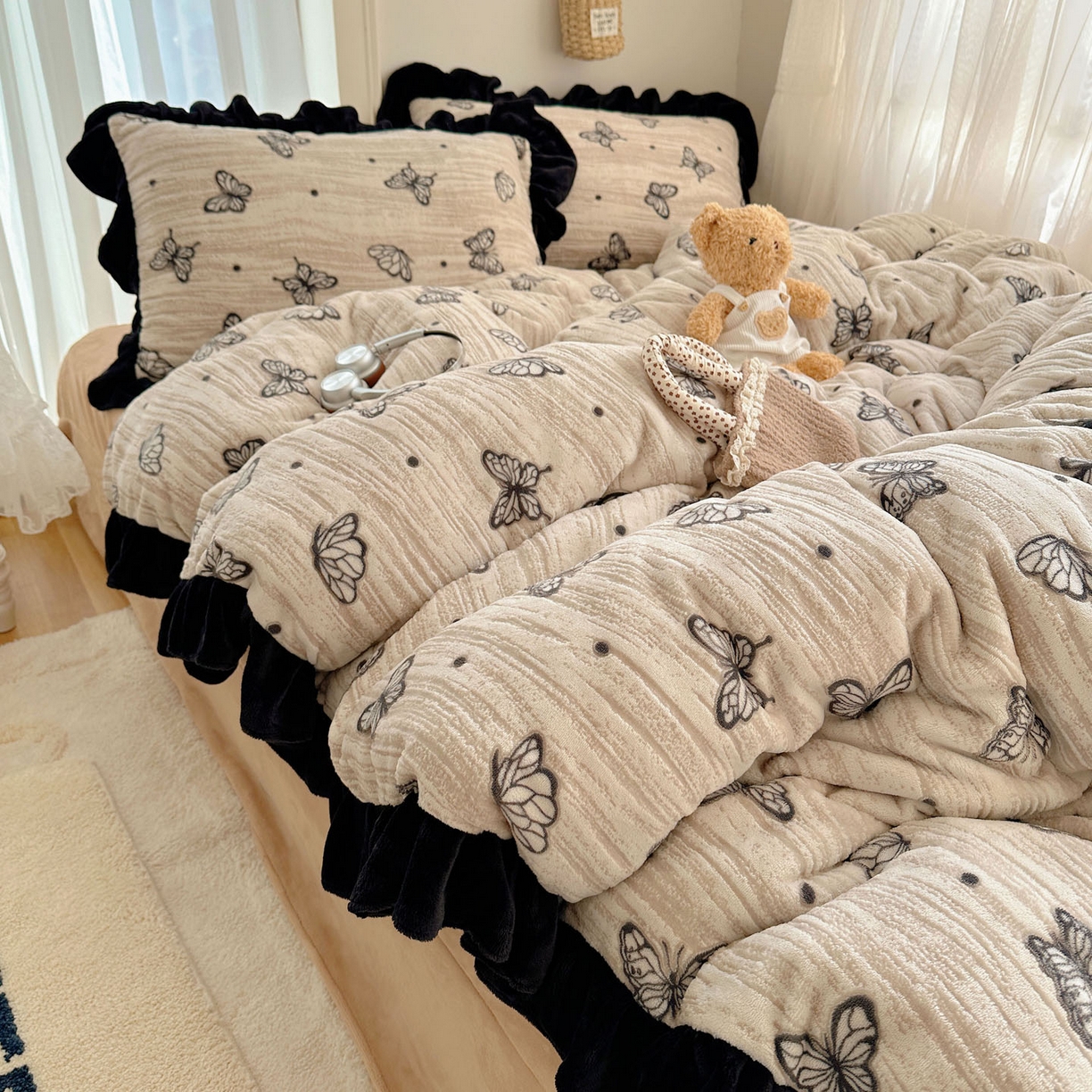 91家纺网 家纺一手货源 找家纺 十里居 2025新款烂花牛奶绒花边款四件套 黑蝴蝶-咖