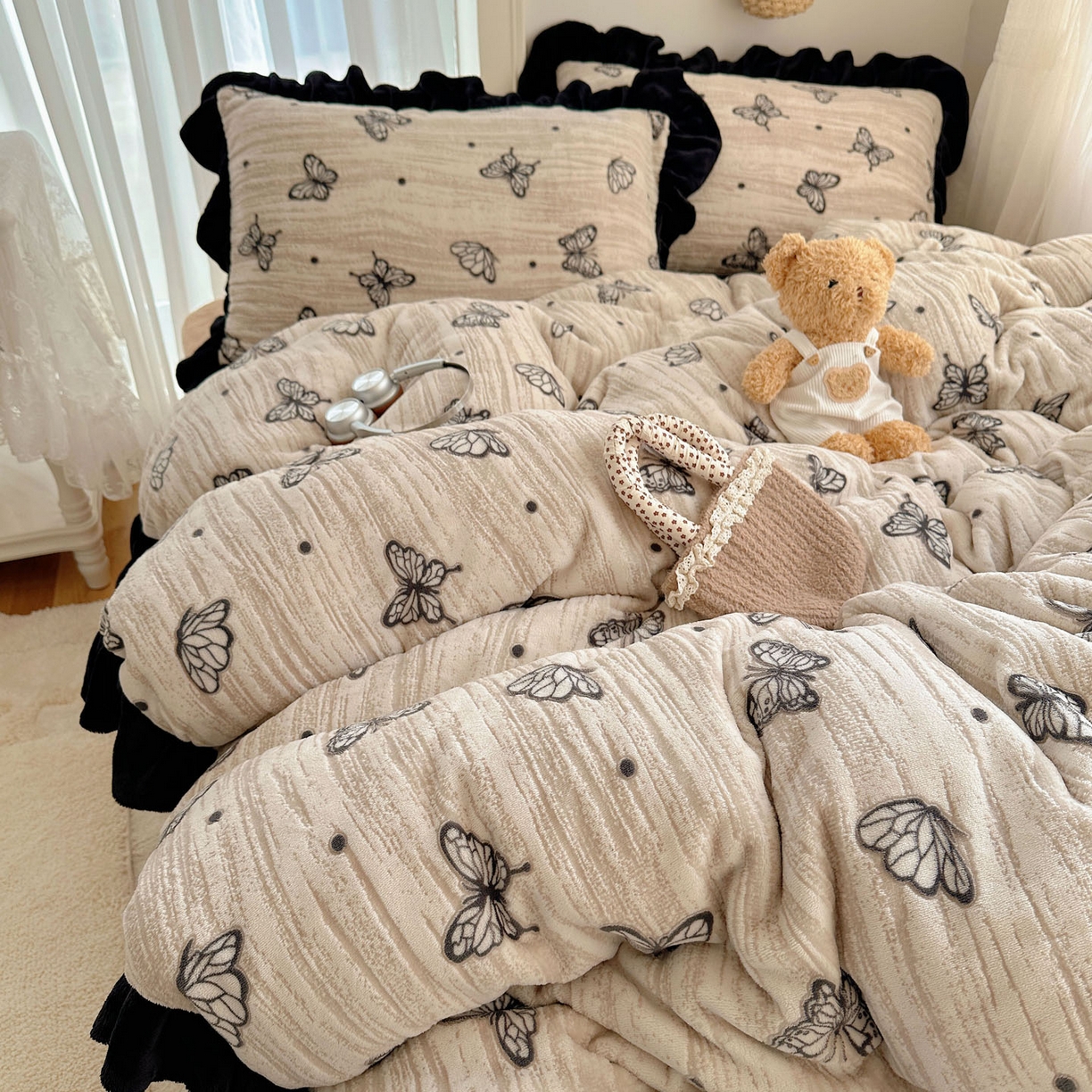91家纺网 家纺一手货源 找家纺 十里居 2025新款烂花牛奶绒花边款四件套 黑蝴蝶-咖