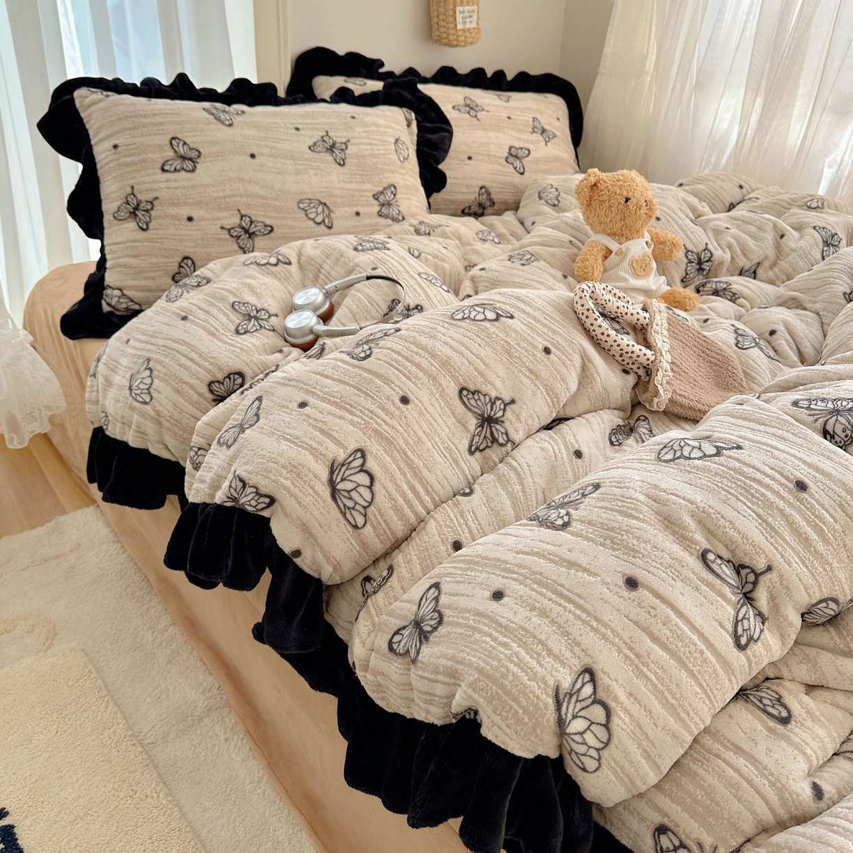 91家纺网 家纺一手货源 找家纺 十里居 2025新款烂花牛奶绒花边款四件套 黑蝴蝶-咖