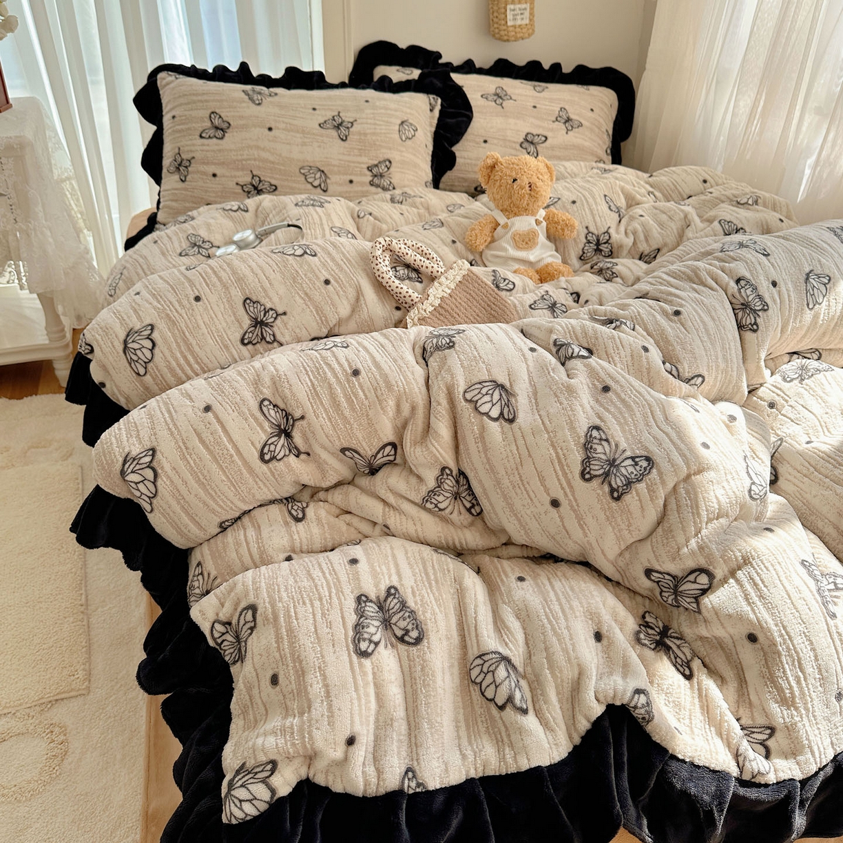 91家纺网 家纺一手货源 找家纺 十里居 2025新款烂花牛奶绒花边款四件套 黑蝴蝶-咖