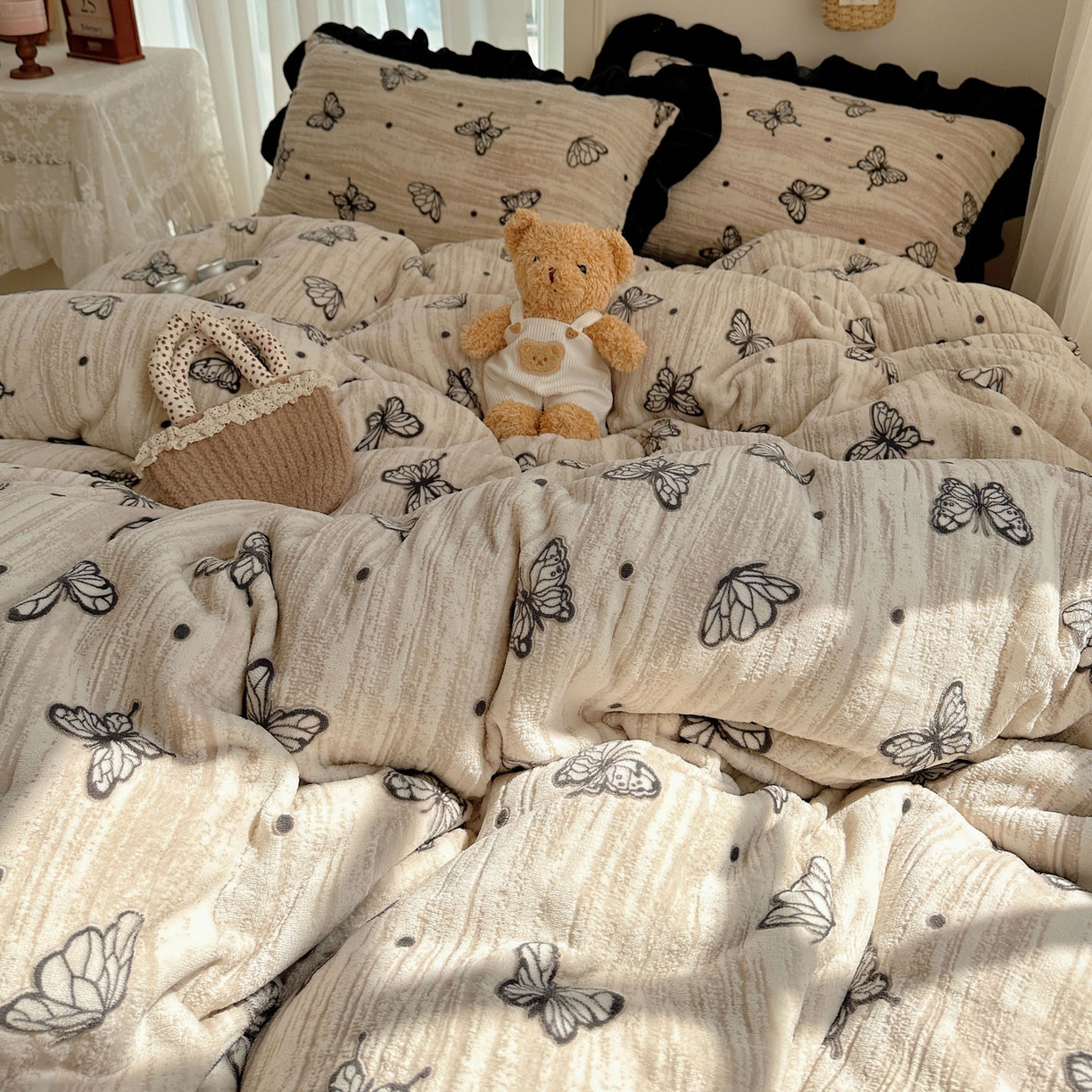 91家纺网 家纺一手货源 找家纺 十里居 2025新款烂花牛奶绒花边款四件套 黑蝴蝶-咖